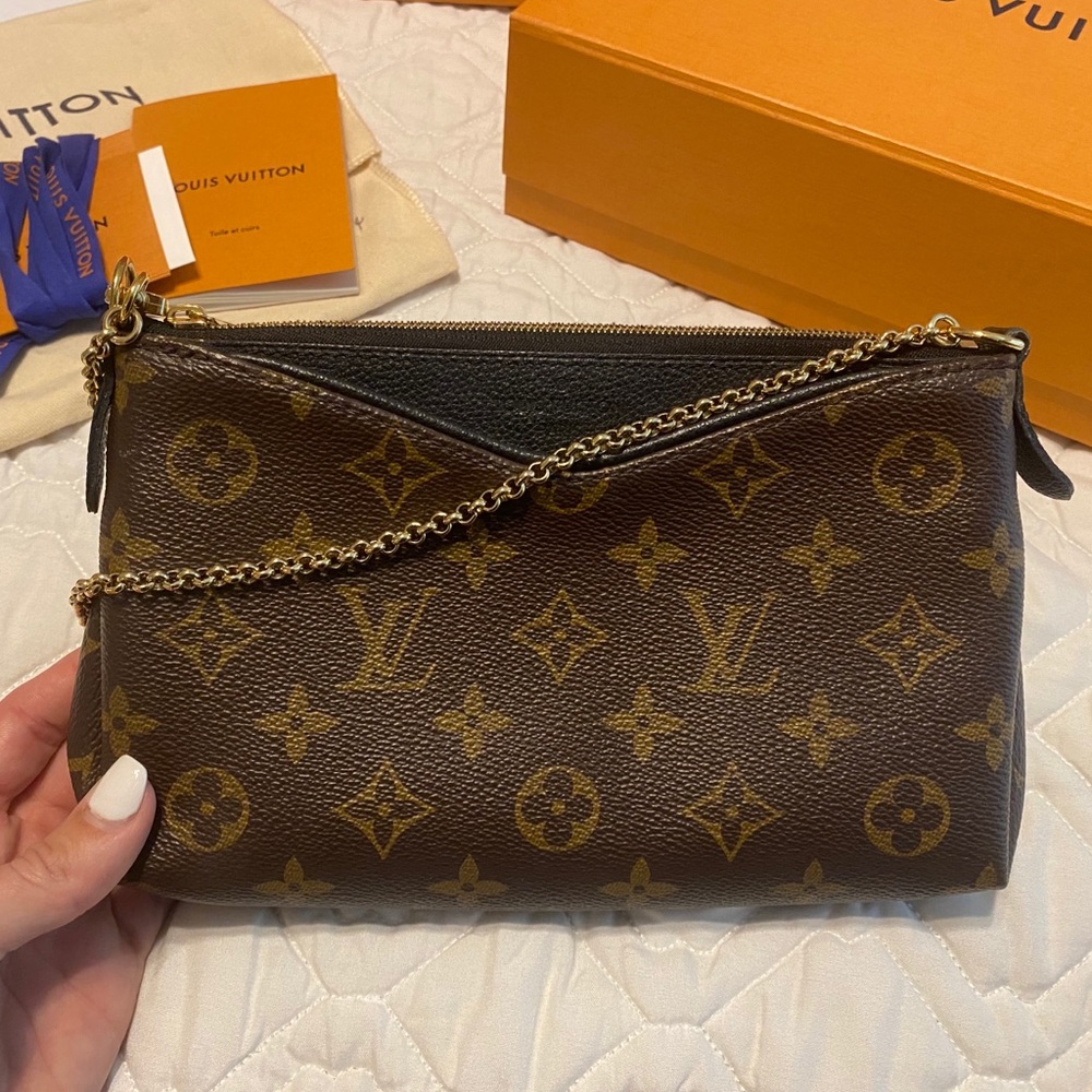 Louis Vuitton Pallas clutch- black